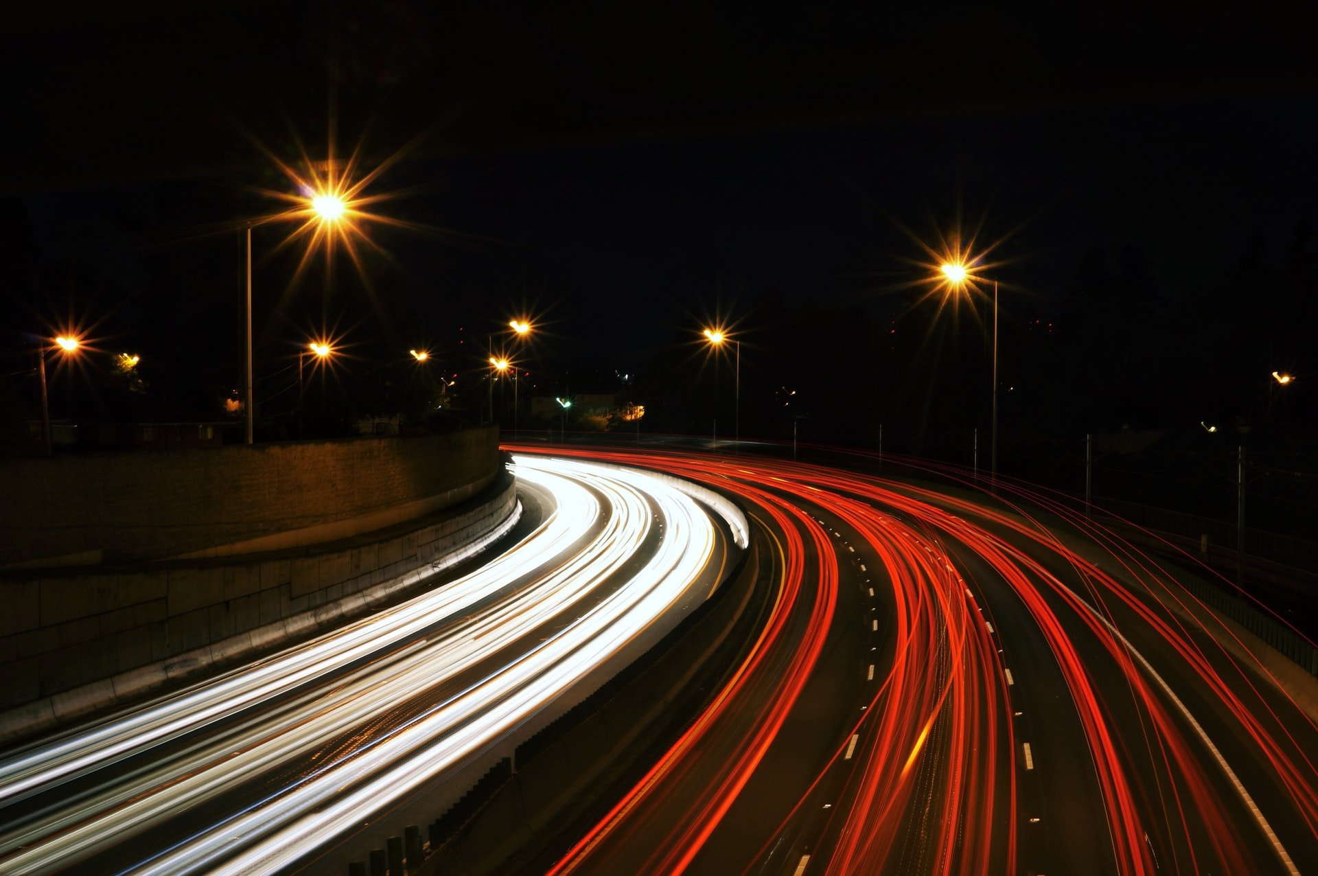 Foto de rayas de luces de auto, utilizada para adornar el artículo sobre campos de cálculo no almacenados de FileMaker.