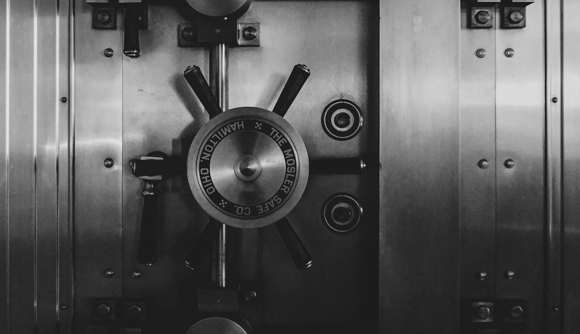 Foto de la puerta de una caja fuerteutilizada para adornar nuestra política de privacidad.